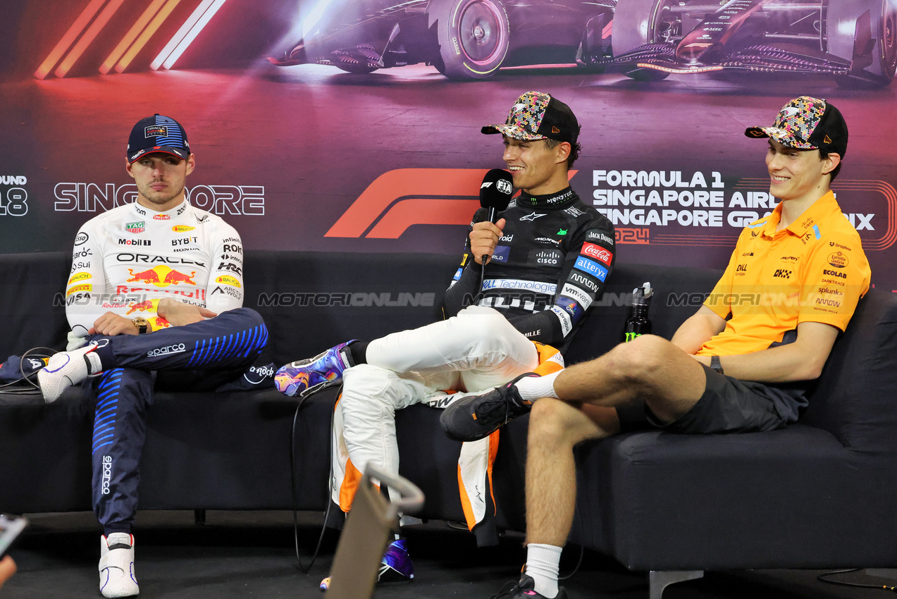 GP SINGAPORE, (L to R): Max Verstappen (NLD) Red Bull Racing; Lando Norris (GBR) McLaren; e Oscar Piastri (AUS) McLaren, in the post race FIA Press Conference.

22.09.2024. Formula 1 World Championship, Rd 18, Singapore Grand Prix, Marina Bay Street Circuit, Singapore, Gara Day.

- www.xpbimages.com, EMail: requests@xpbimages.com © Copyright: Rew / XPB Images