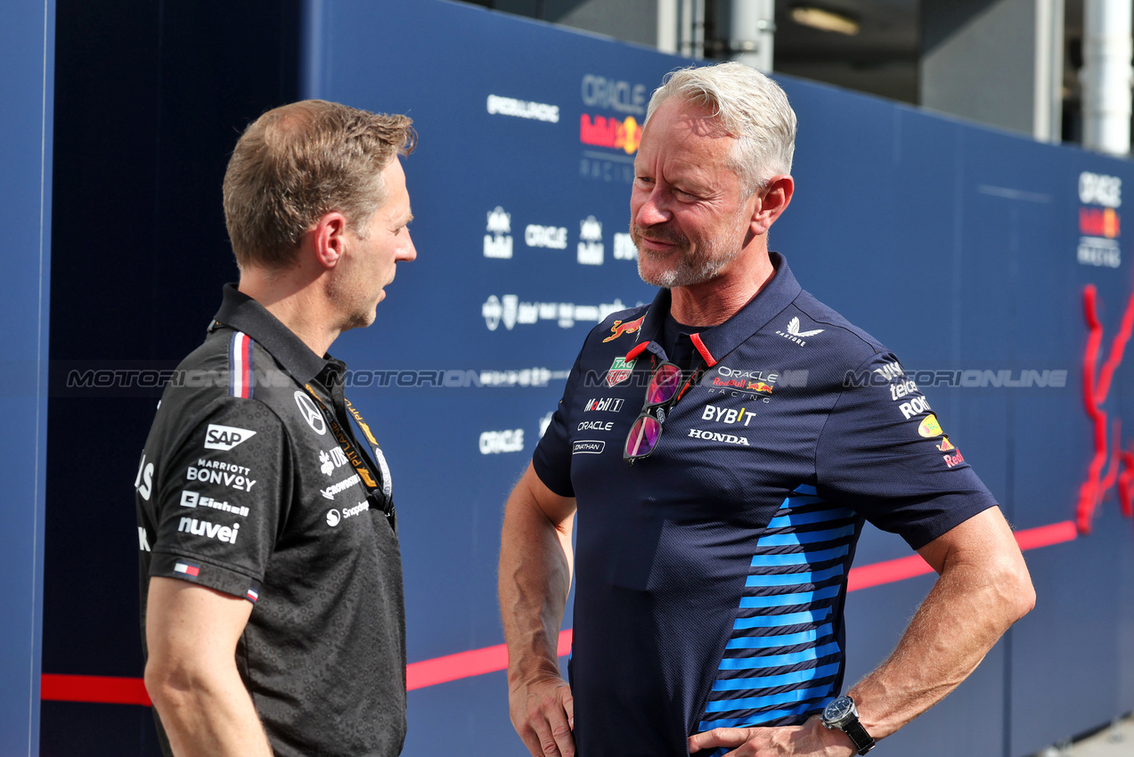 GP SINGAPORE, Jonathan Wheatley (GBR) Red Bull Racing Team Manager (Right).

22.09.2024. Formula 1 World Championship, Rd 18, Singapore Grand Prix, Marina Bay Street Circuit, Singapore, Gara Day.

- www.xpbimages.com, EMail: requests@xpbimages.com © Copyright: Moy / XPB Images