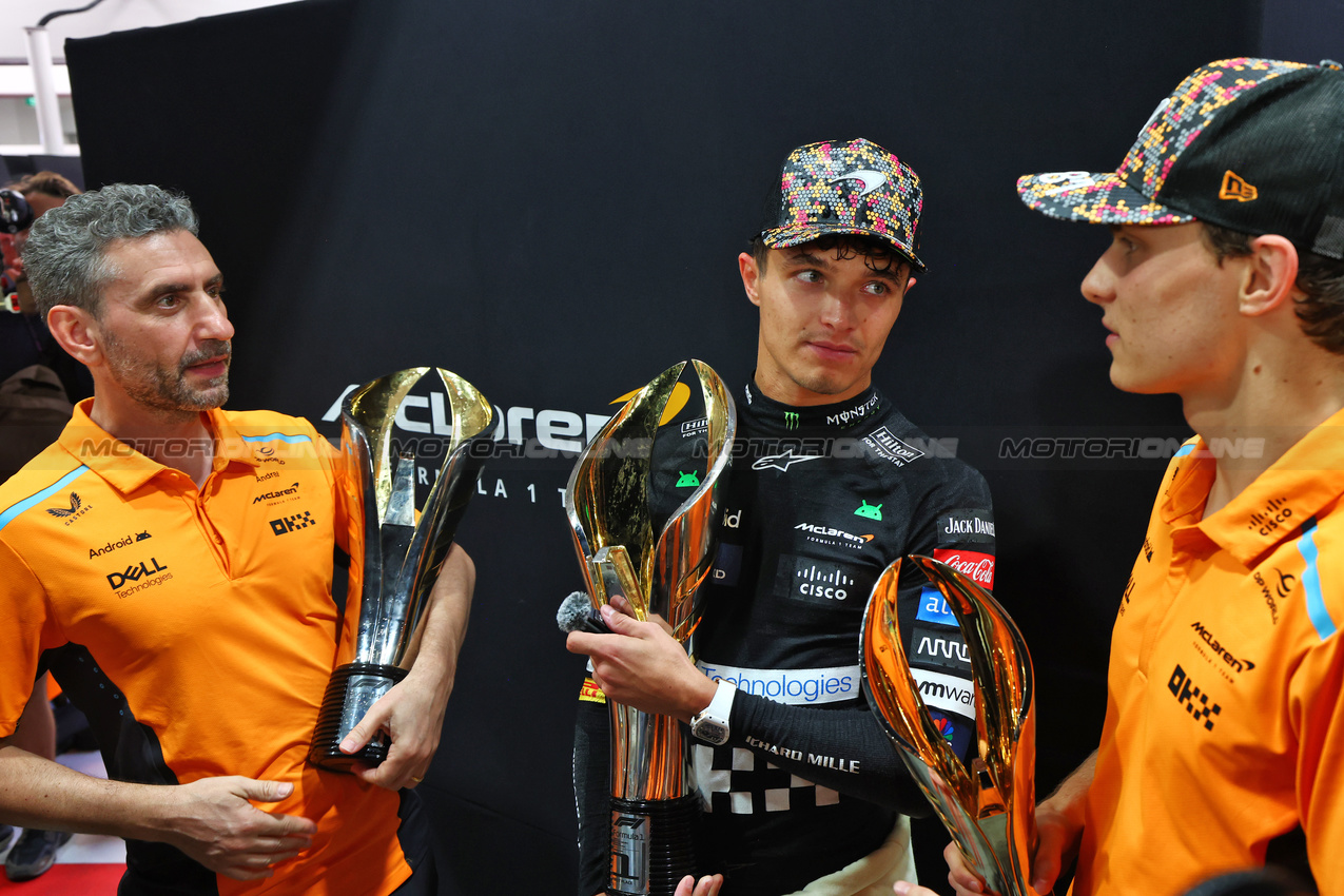 GP SINGAPORE, (L to R): Andrea Stella (ITA) McLaren Team Principal with vincitore Lando Norris (GBR) McLaren e Oscar Piastri (AUS) McLaren.

22.09.2024. Formula 1 World Championship, Rd 18, Singapore Grand Prix, Marina Bay Street Circuit, Singapore, Gara Day.

 - www.xpbimages.com, EMail: requests@xpbimages.com © Copyright: Coates / XPB Images