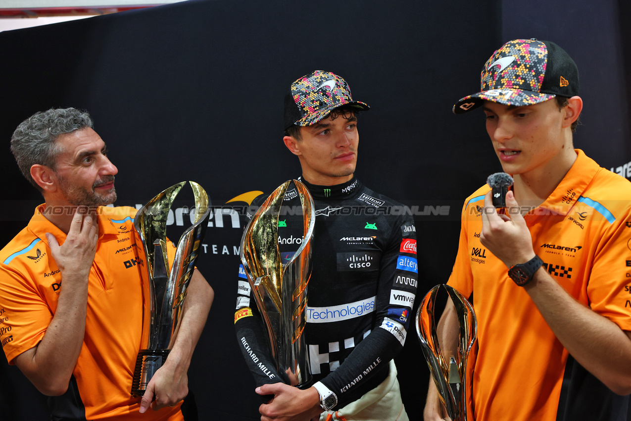 GP SINGAPORE, (L to R): Andrea Stella (ITA) McLaren Team Principal with vincitore Lando Norris (GBR) McLaren e Oscar Piastri (AUS) McLaren.

22.09.2024. Formula 1 World Championship, Rd 18, Singapore Grand Prix, Marina Bay Street Circuit, Singapore, Gara Day.

 - www.xpbimages.com, EMail: requests@xpbimages.com © Copyright: Coates / XPB Images