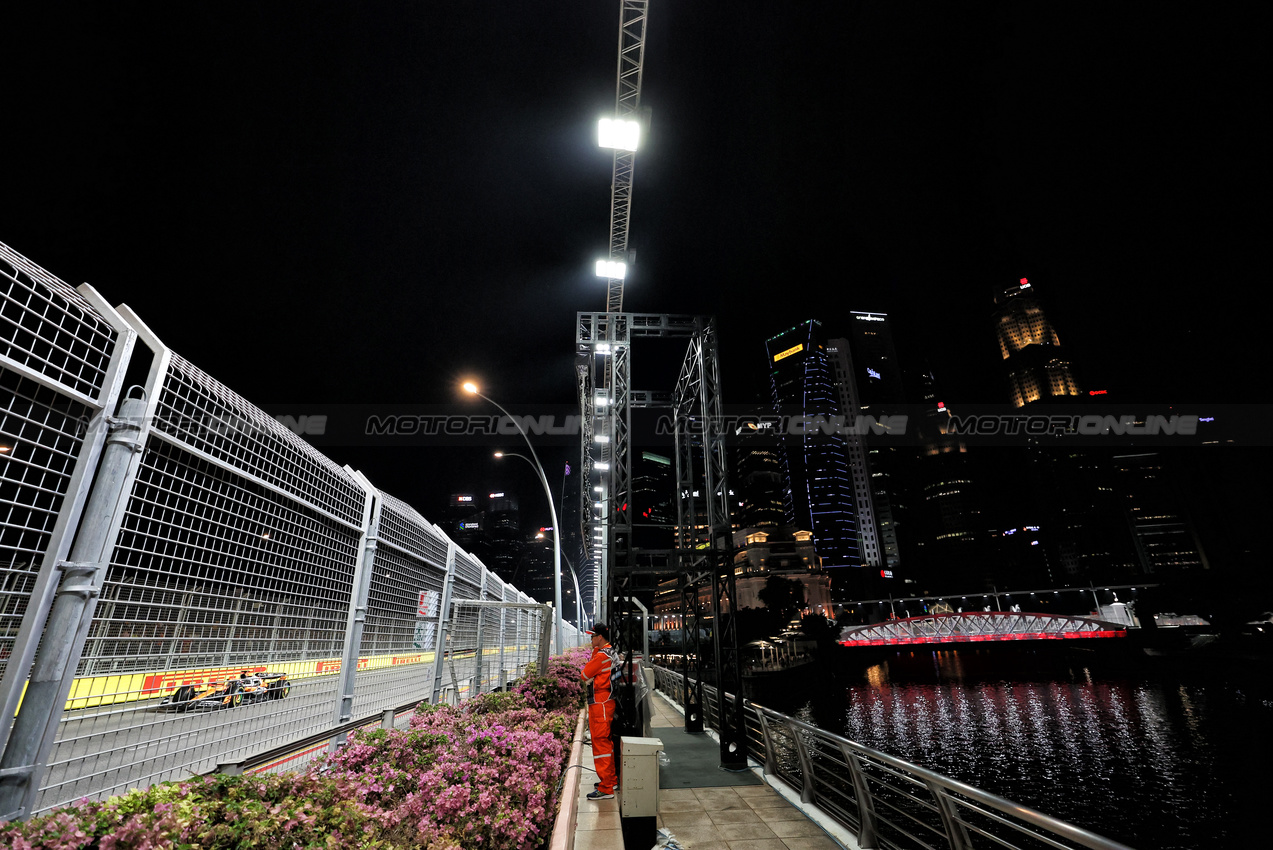 GP SINGAPORE, Lando Norris (GBR) McLaren MCL38.

22.09.2024. Formula 1 World Championship, Rd 18, Singapore Grand Prix, Marina Bay Street Circuit, Singapore, Gara Day.

- www.xpbimages.com, EMail: requests@xpbimages.com © Copyright: Rew / XPB Images