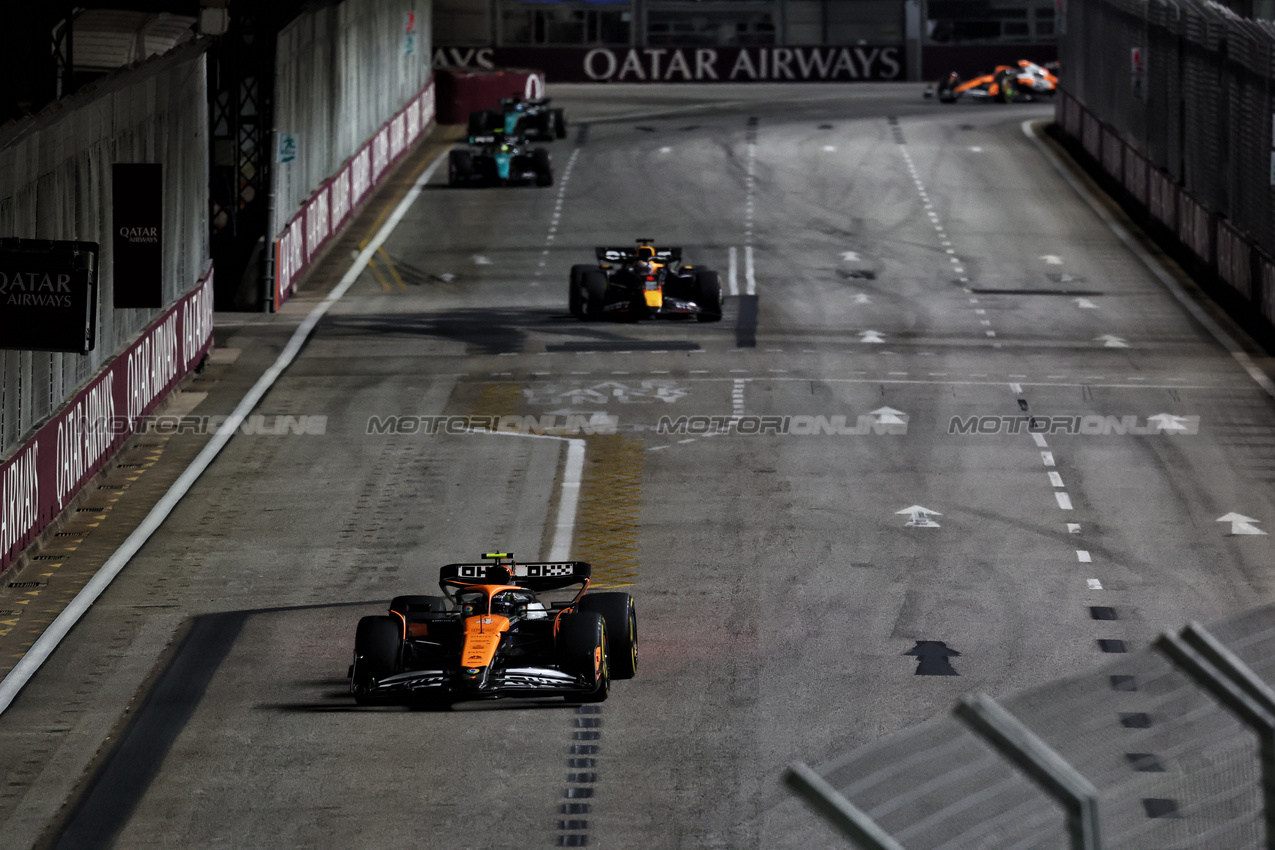 GP SINGAPORE, Lando Norris (GBR) McLaren MCL38.

22.09.2024. Formula 1 World Championship, Rd 18, Singapore Grand Prix, Marina Bay Street Circuit, Singapore, Gara Day.

- www.xpbimages.com, EMail: requests@xpbimages.com © Copyright: Rew / XPB Images