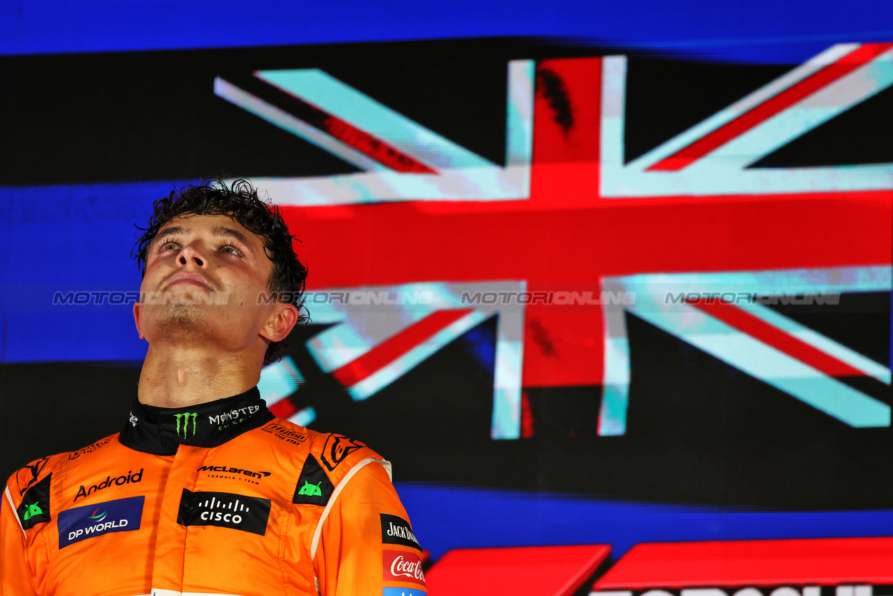 GP SINGAPORE, Gara winner Lando Norris (GBR) McLaren celebrates on the podium.

22.09.2024. Formula 1 World Championship, Rd 18, Singapore Grand Prix, Marina Bay Street Circuit, Singapore, Gara Day.

- www.xpbimages.com, EMail: requests@xpbimages.com © Copyright: Rew / XPB Images