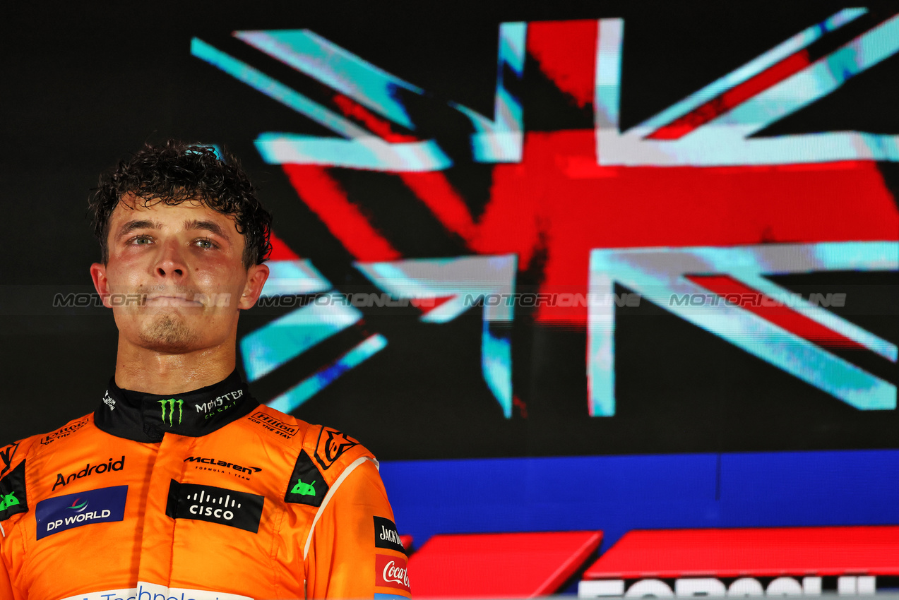 GP SINGAPORE, Gara winner Lando Norris (GBR) McLaren celebrates on the podium.

22.09.2024. Formula 1 World Championship, Rd 18, Singapore Grand Prix, Marina Bay Street Circuit, Singapore, Gara Day.

- www.xpbimages.com, EMail: requests@xpbimages.com © Copyright: Rew / XPB Images