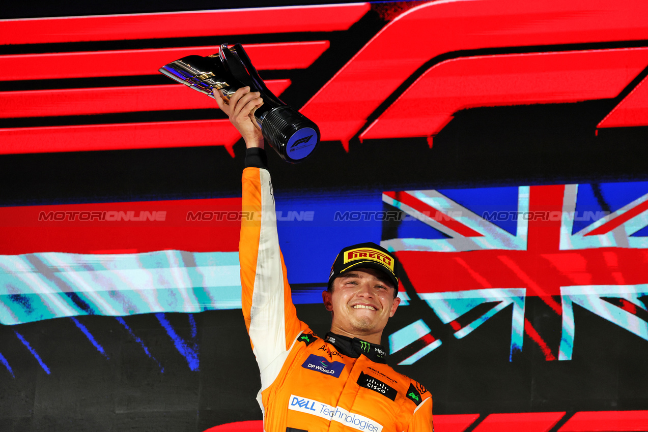 GP SINGAPORE, Gara winner Lando Norris (GBR) McLaren celebrates on the podium.

22.09.2024. Formula 1 World Championship, Rd 18, Singapore Grand Prix, Marina Bay Street Circuit, Singapore, Gara Day.

- www.xpbimages.com, EMail: requests@xpbimages.com © Copyright: Rew / XPB Images