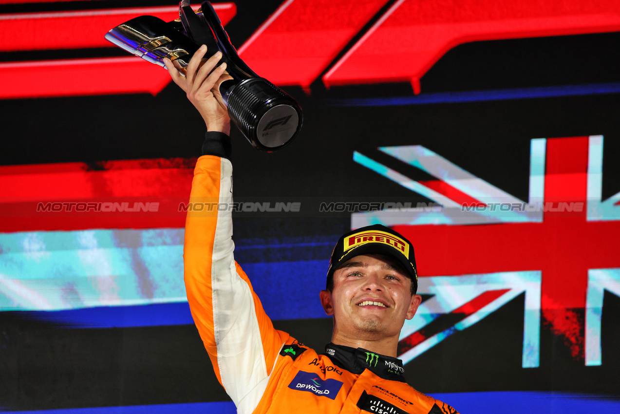 GP SINGAPORE, Gara winner Lando Norris (GBR) McLaren celebrates on the podium.

22.09.2024. Formula 1 World Championship, Rd 18, Singapore Grand Prix, Marina Bay Street Circuit, Singapore, Gara Day.

- www.xpbimages.com, EMail: requests@xpbimages.com © Copyright: Rew / XPB Images