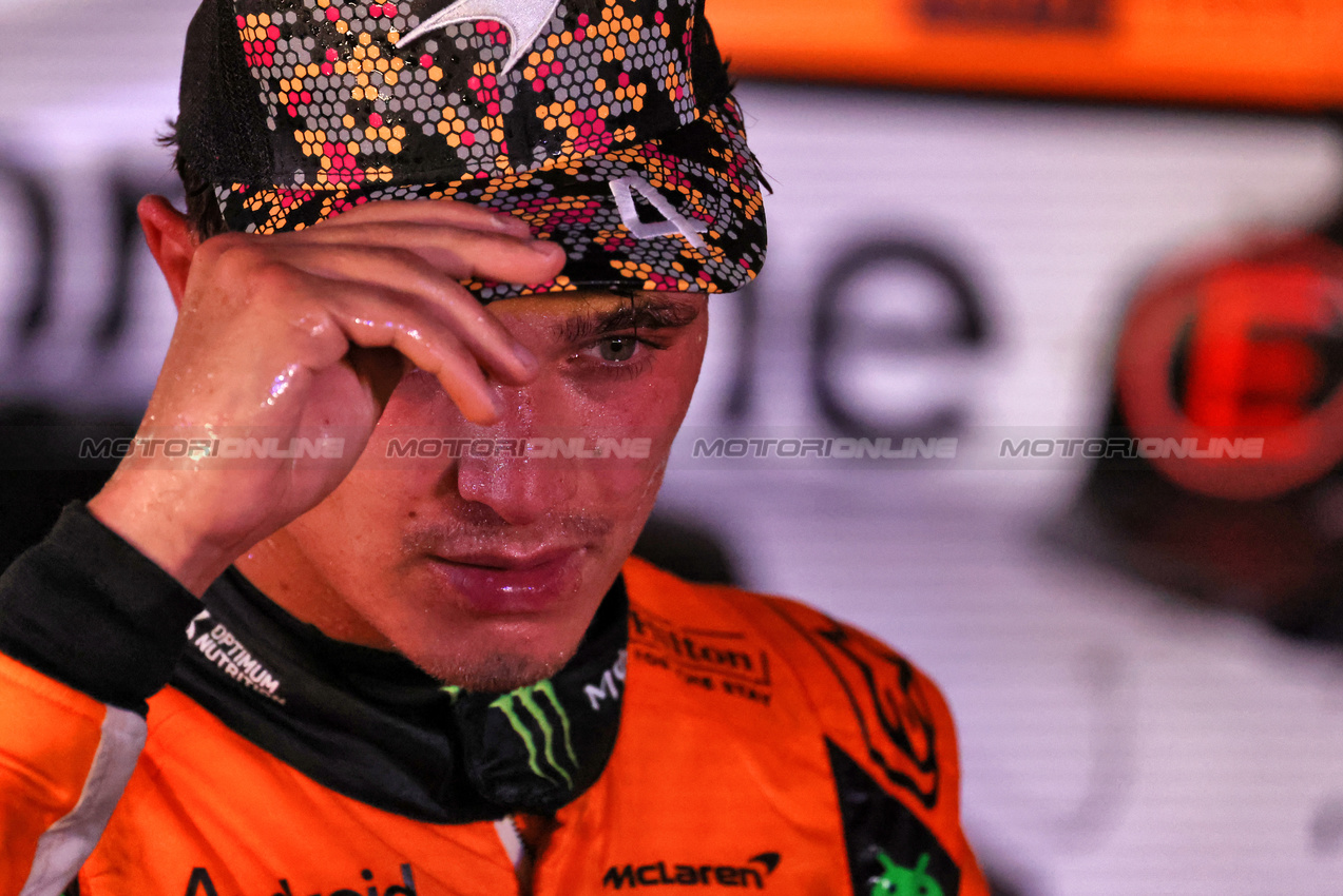 GP SINGAPORE, Gara winner Lando Norris (GBR) McLaren in parc ferme.

22.09.2024. Formula 1 World Championship, Rd 18, Singapore Grand Prix, Marina Bay Street Circuit, Singapore, Gara Day.

- www.xpbimages.com, EMail: requests@xpbimages.com © Copyright: Rew / XPB Images