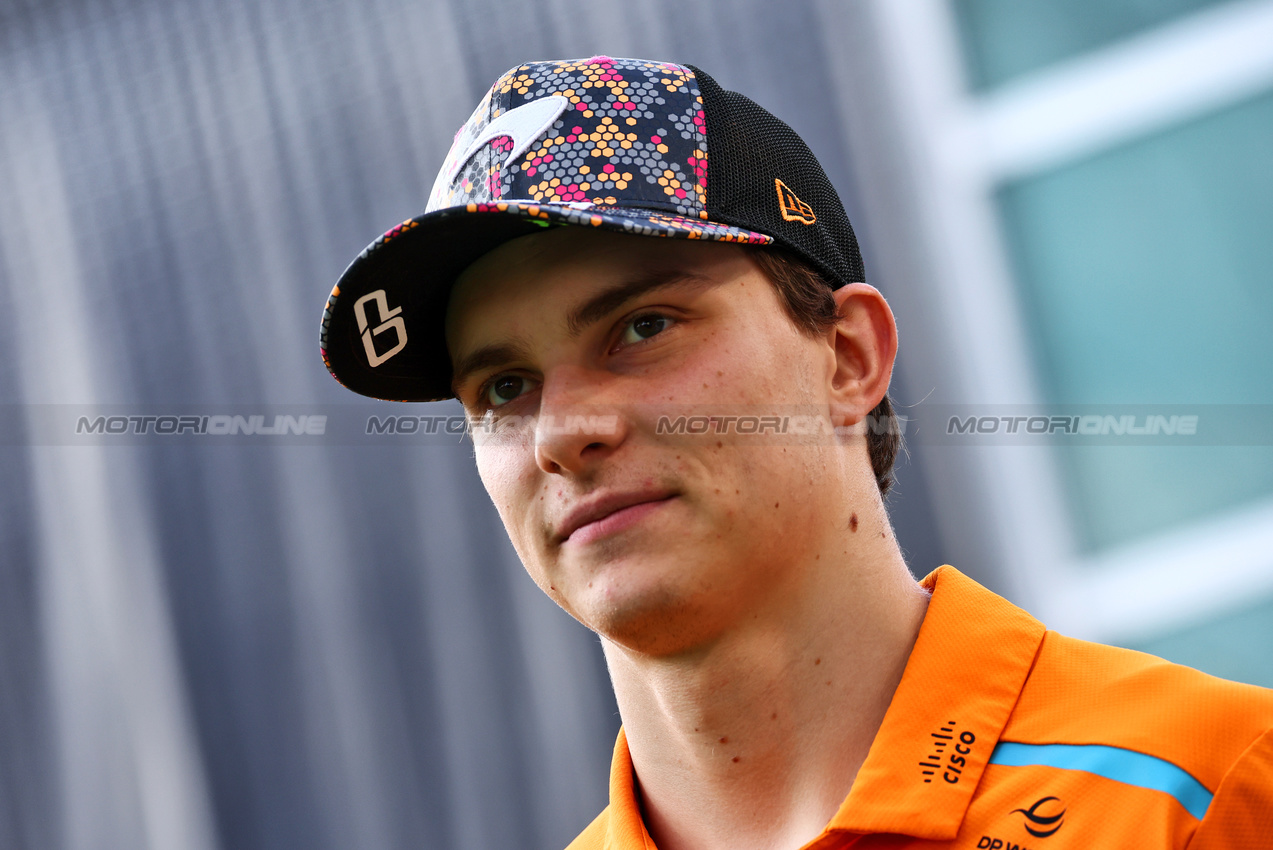 GP SINGAPORE, Oscar Piastri (AUS) McLaren.

22.09.2024. Formula 1 World Championship, Rd 18, Singapore Grand Prix, Marina Bay Street Circuit, Singapore, Gara Day.

 - www.xpbimages.com, EMail: requests@xpbimages.com © Copyright: Coates / XPB Images