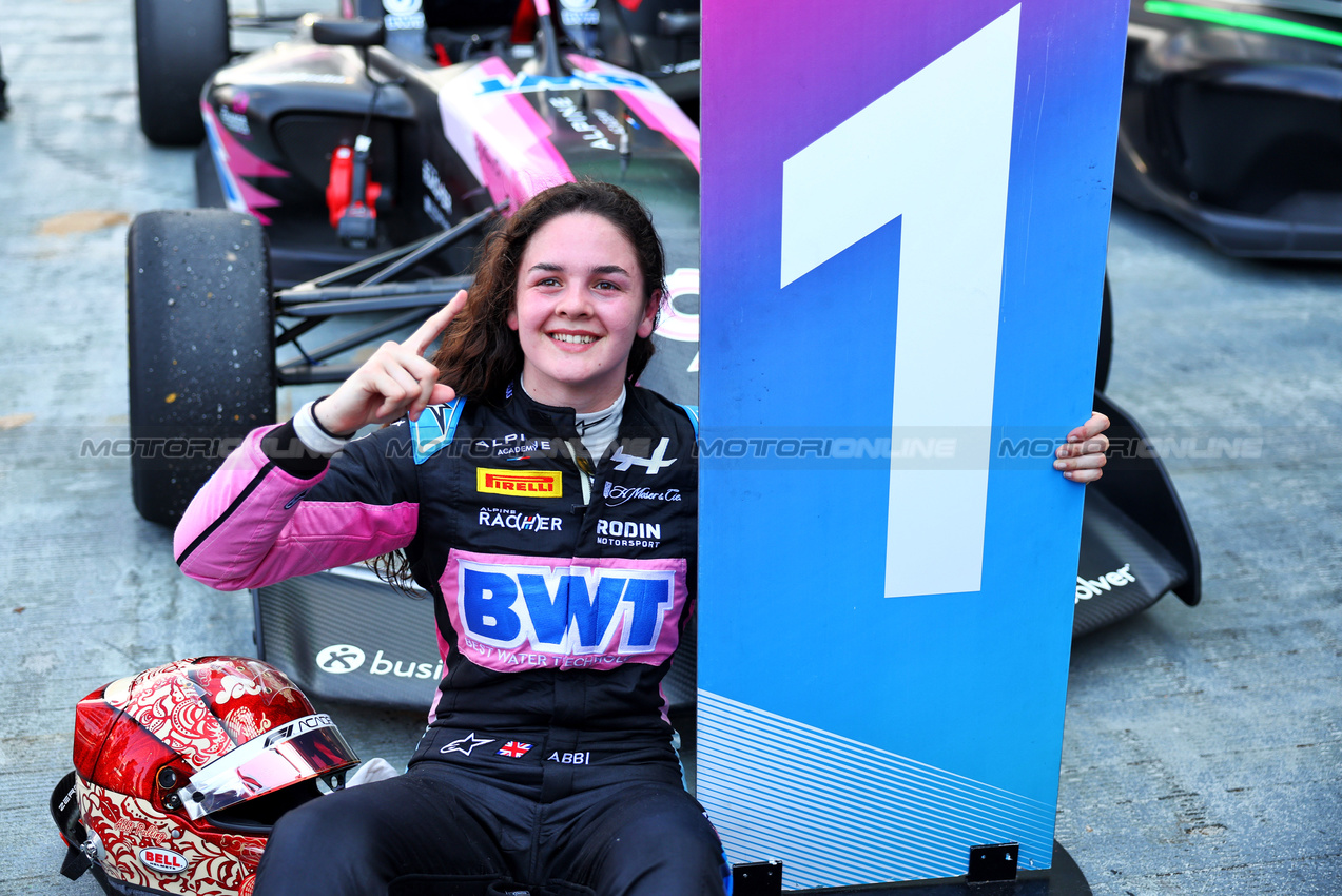 GP SINGAPORE, Gara winner Abbi Pulling (GBR) Rodin Motorsport celebrates in parc ferme.

22.09.2024. FIA Formula Academy, Rd 5, Gara 2, Marina Bay Street Circuit, Singapore, Domenica.

- www.xpbimages.com, EMail: requests@xpbimages.com Copyright: XPB Images