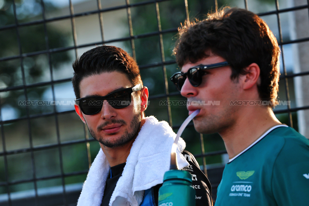 GP SINGAPORE, (L to R): Esteban Ocon (FRA) Alpine F1 Team with Lance Stroll (CDN) Aston Martin F1 Team on the drivers' parade.

22.09.2024. Formula 1 World Championship, Rd 18, Singapore Grand Prix, Marina Bay Street Circuit, Singapore, Gara Day.

 - www.xpbimages.com, EMail: requests@xpbimages.com © Copyright: Coates / XPB Images