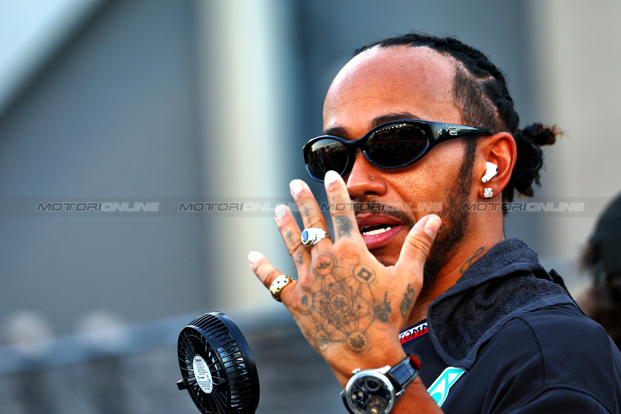 GP SINGAPORE, Lewis Hamilton (GBR) Mercedes AMG F1.

22.09.2024. Formula 1 World Championship, Rd 18, Singapore Grand Prix, Marina Bay Street Circuit, Singapore, Gara Day.

 - www.xpbimages.com, EMail: requests@xpbimages.com © Copyright: Coates / XPB Images