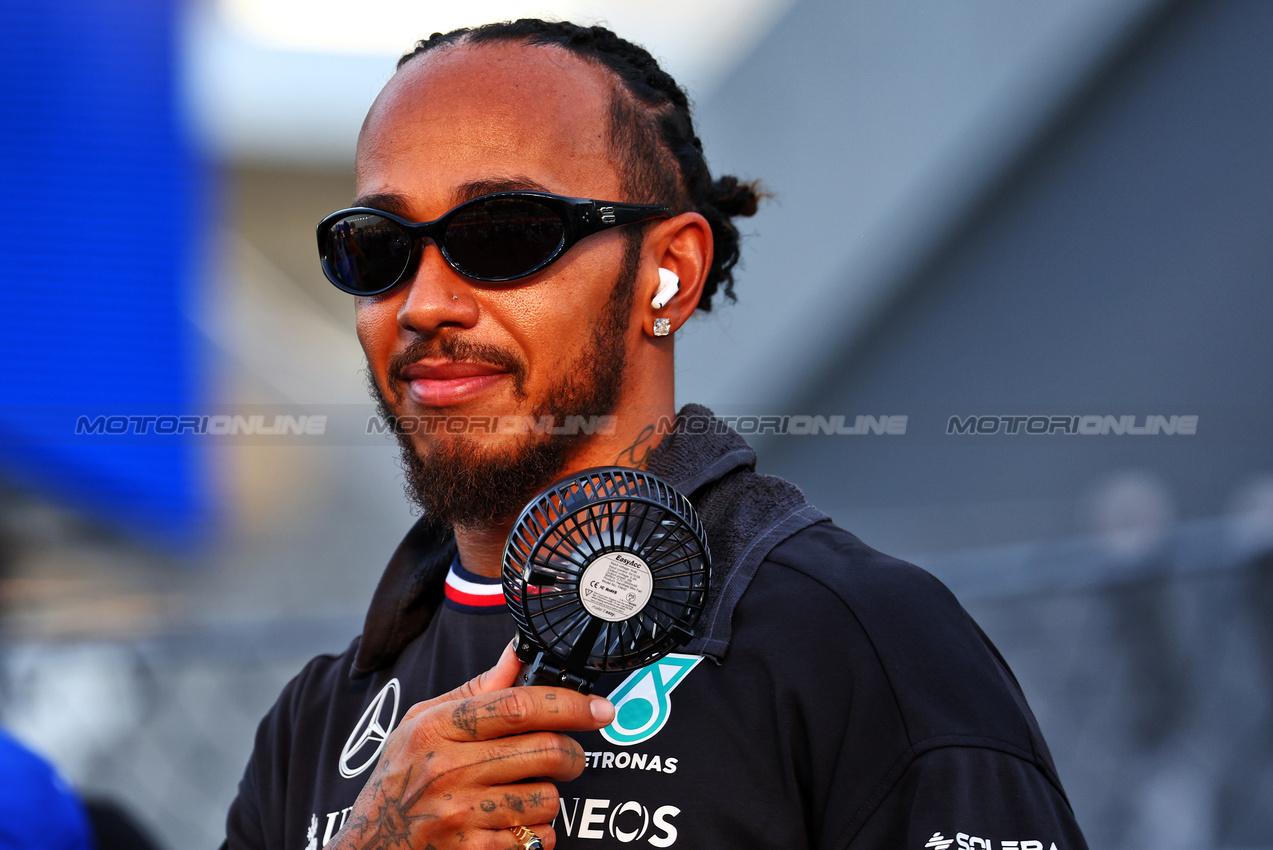 GP SINGAPORE, Lewis Hamilton (GBR) Mercedes AMG F1.

22.09.2024. Formula 1 World Championship, Rd 18, Singapore Grand Prix, Marina Bay Street Circuit, Singapore, Gara Day.

 - www.xpbimages.com, EMail: requests@xpbimages.com © Copyright: Coates / XPB Images