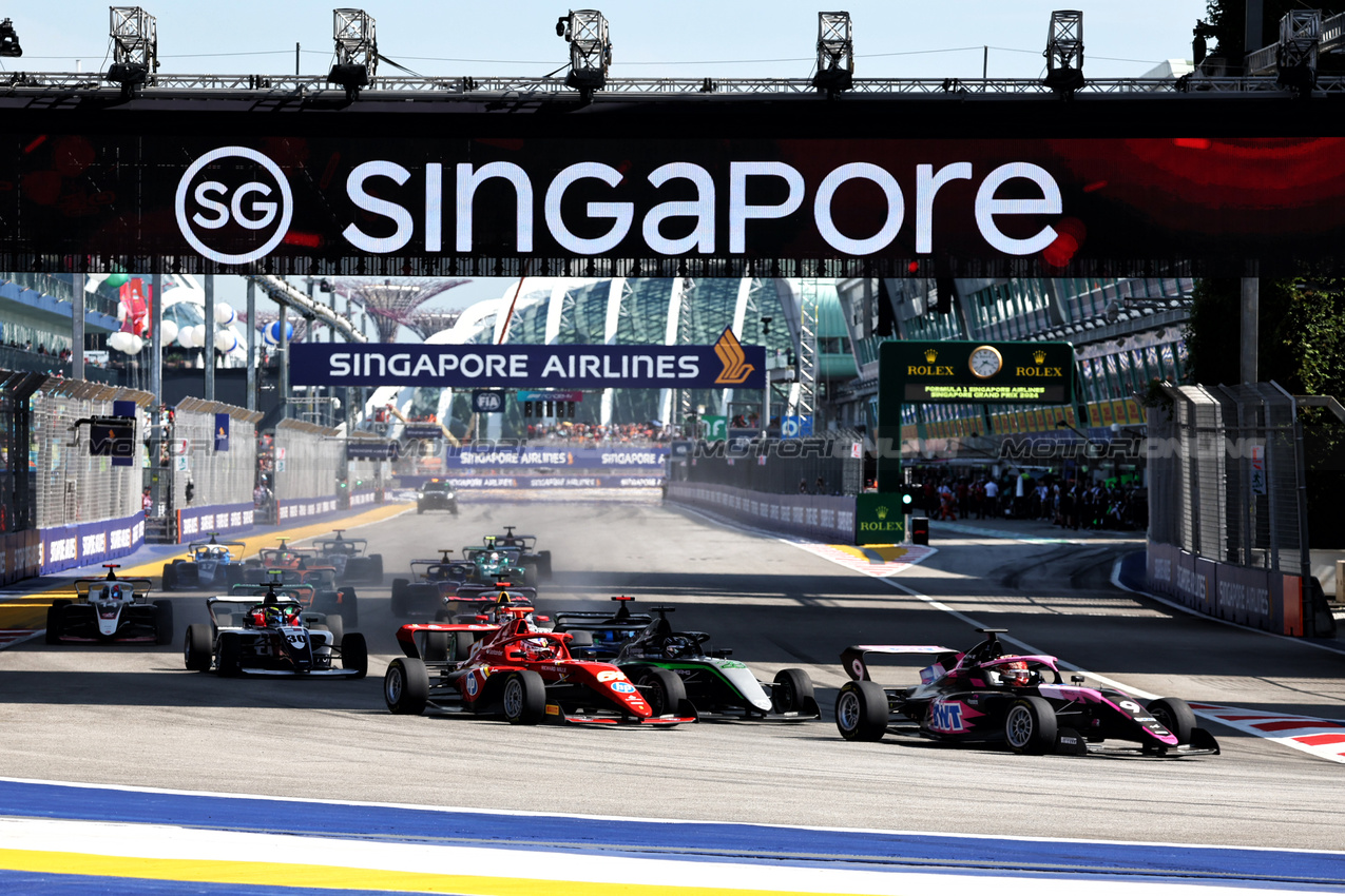 GP SINGAPORE, Abbi Pulling (GBR) Rodin Motorsport davanti a at the partenza of the race.

22.09.2024. FIA Formula Academy, Rd 5, Gara 2, Marina Bay Street Circuit, Singapore, Domenica.

- www.xpbimages.com, EMail: requests@xpbimages.com Copyright: XPB Images