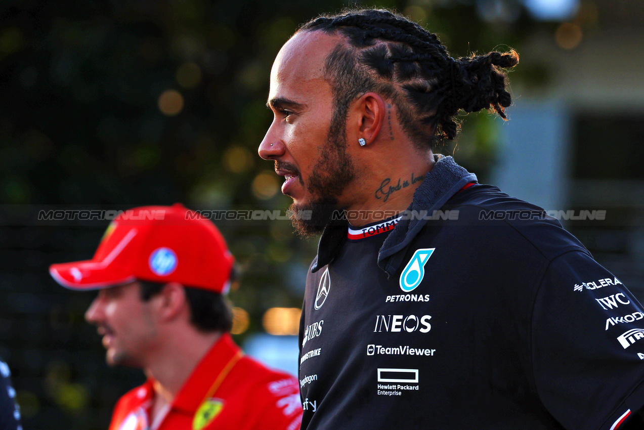 GP SINGAPORE, Lewis Hamilton (GBR) Mercedes AMG F1 on the drivers' parade.

22.09.2024. Formula 1 World Championship, Rd 18, Singapore Grand Prix, Marina Bay Street Circuit, Singapore, Gara Day.

 - www.xpbimages.com, EMail: requests@xpbimages.com © Copyright: Coates / XPB Images