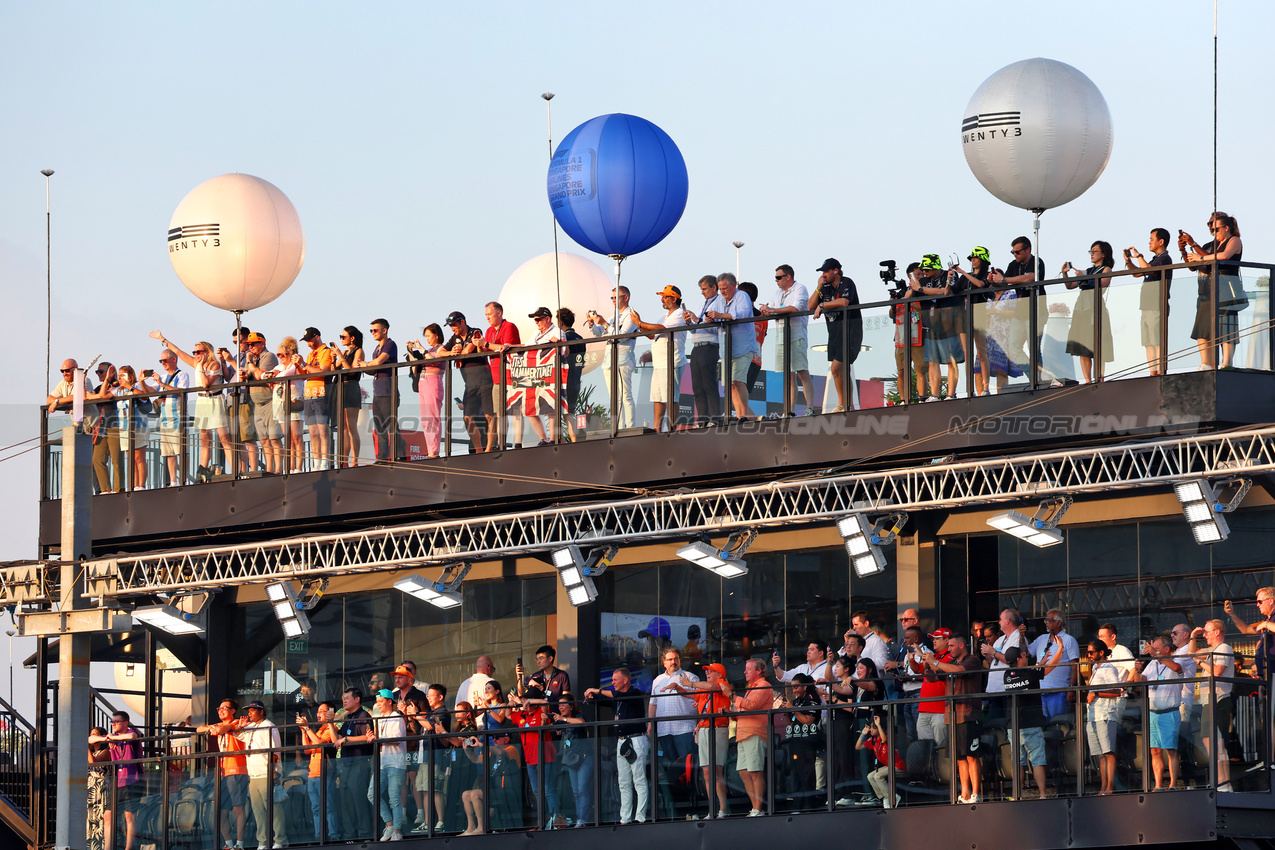 GP SINGAPORE, Circuit Atmosfera - fans.



22.09.2024. Formula 1 World Championship, Rd 18, Singapore Grand Prix, Marina Bay Street Circuit, Singapore, Gara Day.

 - www.xpbimages.com, EMail: requests@xpbimages.com © Copyright: Coates / XPB Images