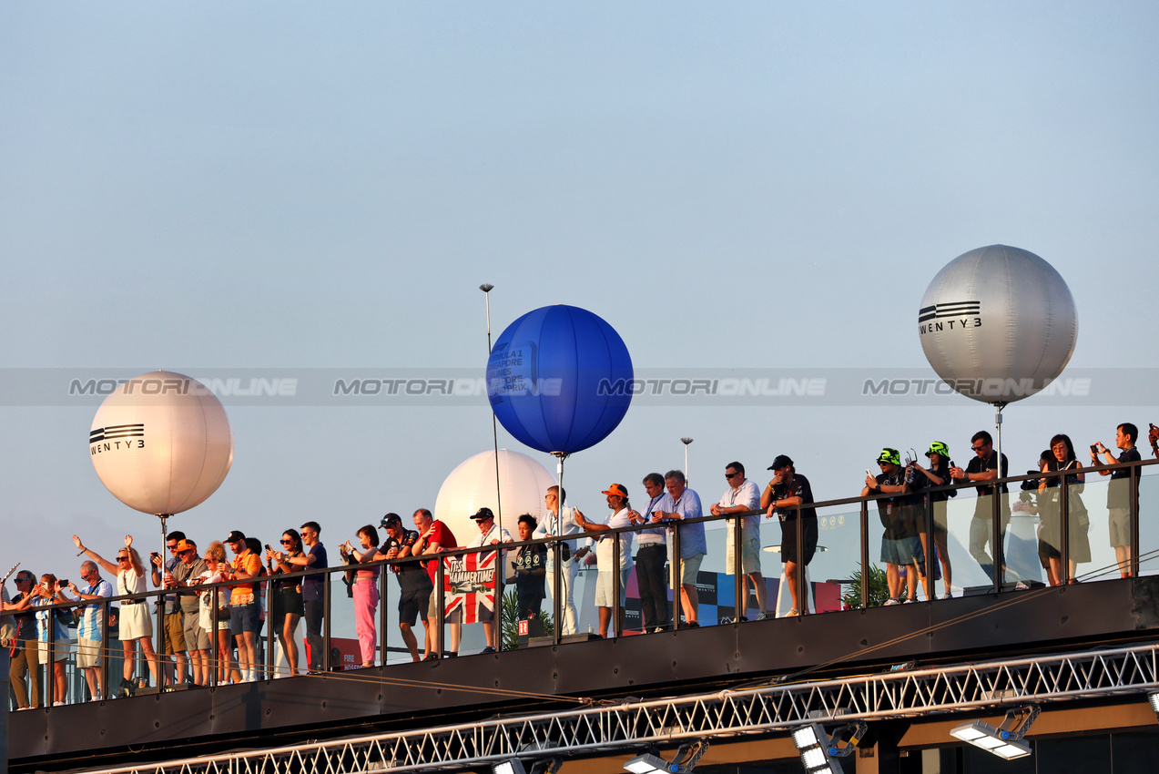 GP SINGAPORE, Circuit Atmosfera - fans.



22.09.2024. Formula 1 World Championship, Rd 18, Singapore Grand Prix, Marina Bay Street Circuit, Singapore, Gara Day.

 - www.xpbimages.com, EMail: requests@xpbimages.com © Copyright: Coates / XPB Images