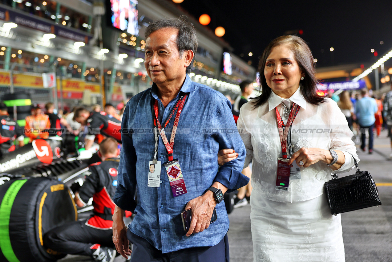 GP SINGAPORE, Chalerm Yoovidhya (THA) Red Bull Racing Co-Owner e sua moglie Daranee Yoovidhya (THA) on the grid.

22.09.2024. Formula 1 World Championship, Rd 18, Singapore Grand Prix, Marina Bay Street Circuit, Singapore, Gara Day.

- www.xpbimages.com, EMail: requests@xpbimages.com © Copyright: Batchelor / XPB Images