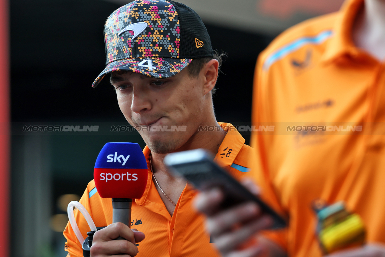 GP SINGAPORE, Lando Norris (GBR) McLaren.

22.09.2024. Formula 1 World Championship, Rd 18, Singapore Grand Prix, Marina Bay Street Circuit, Singapore, Gara Day.

- www.xpbimages.com, EMail: requests@xpbimages.com © Copyright: Rew / XPB Images