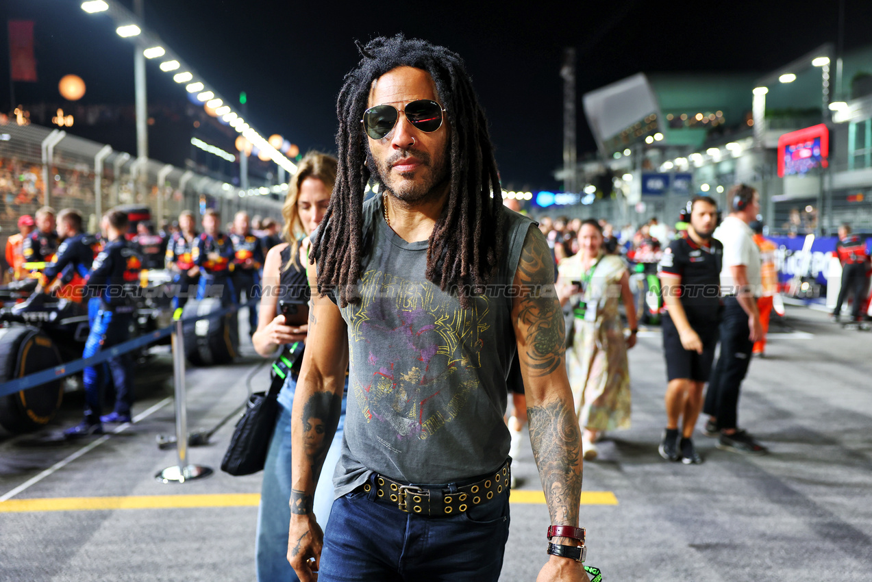 GP SINGAPORE, Lenny Kravitz (USA) Singer on the grid.

22.09.2024. Formula 1 World Championship, Rd 18, Singapore Grand Prix, Marina Bay Street Circuit, Singapore, Gara Day.

- www.xpbimages.com, EMail: requests@xpbimages.com © Copyright: Batchelor / XPB Images