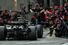 GP SINGAPORE, Kevin Magnussen (DEN) Haas VF-24 makes a pit stop.

22.09.2024. Formula 1 World Championship, Rd 18, Singapore Grand Prix, Marina Bay Street Circuit, Singapore, Gara Day.

- www.xpbimages.com, EMail: requests@xpbimages.com © Copyright: Bearne / XPB Images