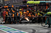 GP SINGAPORE, Lando Norris (GBR) McLaren MCL38 makes a pit stop.

22.09.2024. Formula 1 World Championship, Rd 18, Singapore Grand Prix, Marina Bay Street Circuit, Singapore, Gara Day.

- www.xpbimages.com, EMail: requests@xpbimages.com © Copyright: Bearne / XPB Images