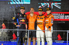 GP SINGAPORE, The podium (L to R): Max Verstappen (NLD) Red Bull Racing, second; Paul Barnes (GBR) McLaren Director of Support e Logistics celebrates on the podium; Lando Norris (GBR) McLaren, vincitore; Oscar Piastri (AUS) McLaren, third.

22.09.2024. Formula 1 World Championship, Rd 18, Singapore Grand Prix, Marina Bay Street Circuit, Singapore, Gara Day.

- www.xpbimages.com, EMail: requests@xpbimages.com © Copyright: Moy / XPB Images