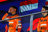 GP SINGAPORE, (L to R): Gara winner Lando Norris (GBR) McLaren celebrates on the podium alongside team mate Oscar Piastri (AUS) McLaren.

22.09.2024. Formula 1 World Championship, Rd 18, Singapore Grand Prix, Marina Bay Street Circuit, Singapore, Gara Day.

 - www.xpbimages.com, EMail: requests@xpbimages.com © Copyright: Coates / XPB Images