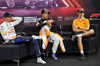 GP SINGAPORE, (L to R): Max Verstappen (NLD) Red Bull Racing; Lando Norris (GBR) McLaren; e Oscar Piastri (AUS) McLaren, in the post race FIA Press Conference.

22.09.2024. Formula 1 World Championship, Rd 18, Singapore Grand Prix, Marina Bay Street Circuit, Singapore, Gara Day.

- www.xpbimages.com, EMail: requests@xpbimages.com © Copyright: Rew / XPB Images