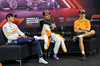 GP SINGAPORE, (L to R): Max Verstappen (NLD) Red Bull Racing; Lando Norris (GBR) McLaren; e Oscar Piastri (AUS) McLaren, in the post race FIA Press Conference.

22.09.2024. Formula 1 World Championship, Rd 18, Singapore Grand Prix, Marina Bay Street Circuit, Singapore, Gara Day.

- www.xpbimages.com, EMail: requests@xpbimages.com © Copyright: Rew / XPB Images