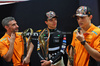 GP SINGAPORE, (L to R): Andrea Stella (ITA) McLaren Team Principal with vincitore Lando Norris (GBR) McLaren e Oscar Piastri (AUS) McLaren.

22.09.2024. Formula 1 World Championship, Rd 18, Singapore Grand Prix, Marina Bay Street Circuit, Singapore, Gara Day.

 - www.xpbimages.com, EMail: requests@xpbimages.com © Copyright: Coates / XPB Images