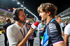 GP SINGAPORE, (L to R): Chris Medland (GBR) Journalist with Jack Doohan (AUS) Alpine F1 Team Reserve Driver on the grid.

22.09.2024. Formula 1 World Championship, Rd 18, Singapore Grand Prix, Marina Bay Street Circuit, Singapore, Gara Day.

- www.xpbimages.com, EMail: requests@xpbimages.com © Copyright: Batchelor / XPB Images