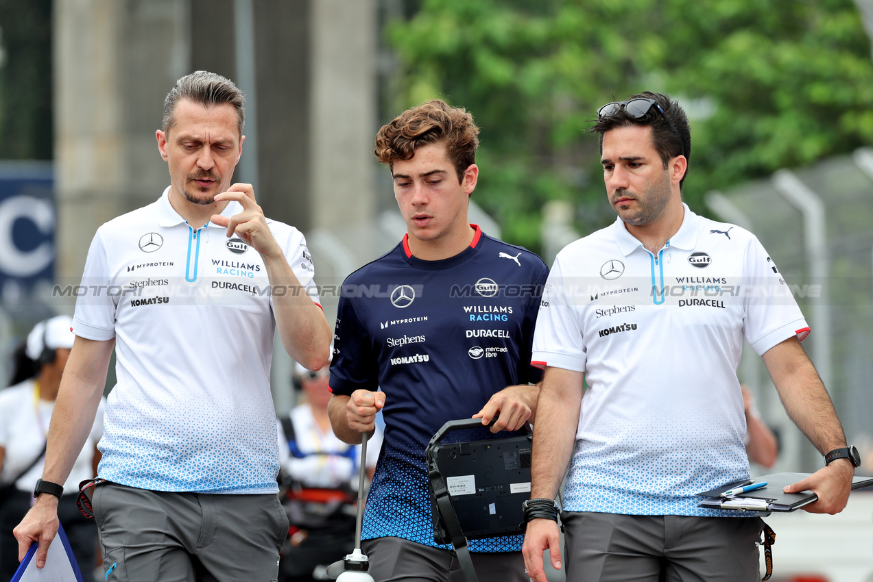 GP SINGAPORE, Franco Colapinto (ARG) Williams Racing walks the circuit with Gaetan Jego, Williams Racing Gara Engineer.

19.09.2024. Formula 1 World Championship, Rd 18, Singapore Grand Prix, Marina Bay Street Circuit, Singapore, Preparation Day.

- www.xpbimages.com, EMail: requests@xpbimages.com © Copyright: Rew / XPB Images