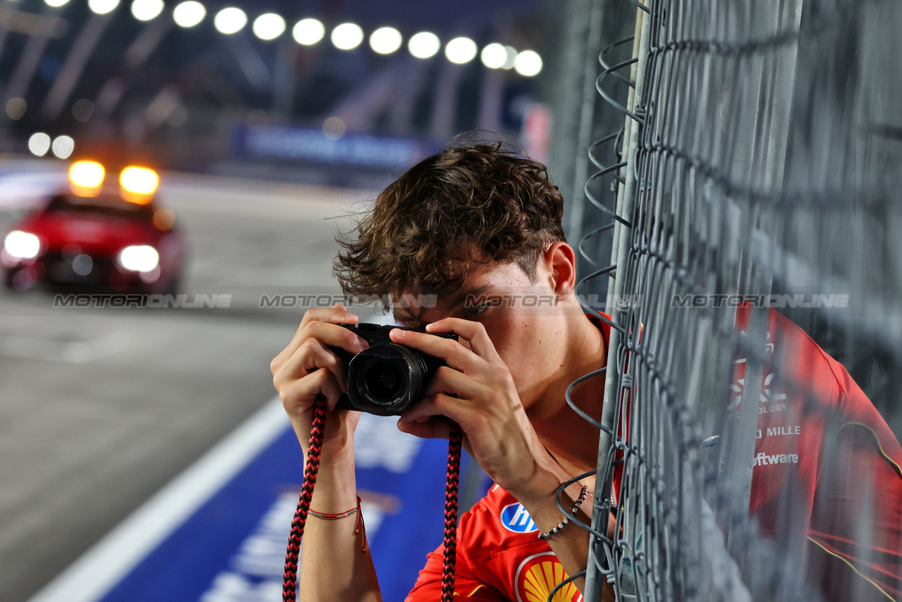 GP SINGAPORE, Oliver Bearman (GBR) Ferrari Reserve Driver takes pictures with a Leica lensed camera.

19.09.2024. Formula 1 World Championship, Rd 18, Singapore Grand Prix, Marina Bay Street Circuit, Singapore, Preparation Day.

 - www.xpbimages.com, EMail: requests@xpbimages.com © Copyright: Coates / XPB Images