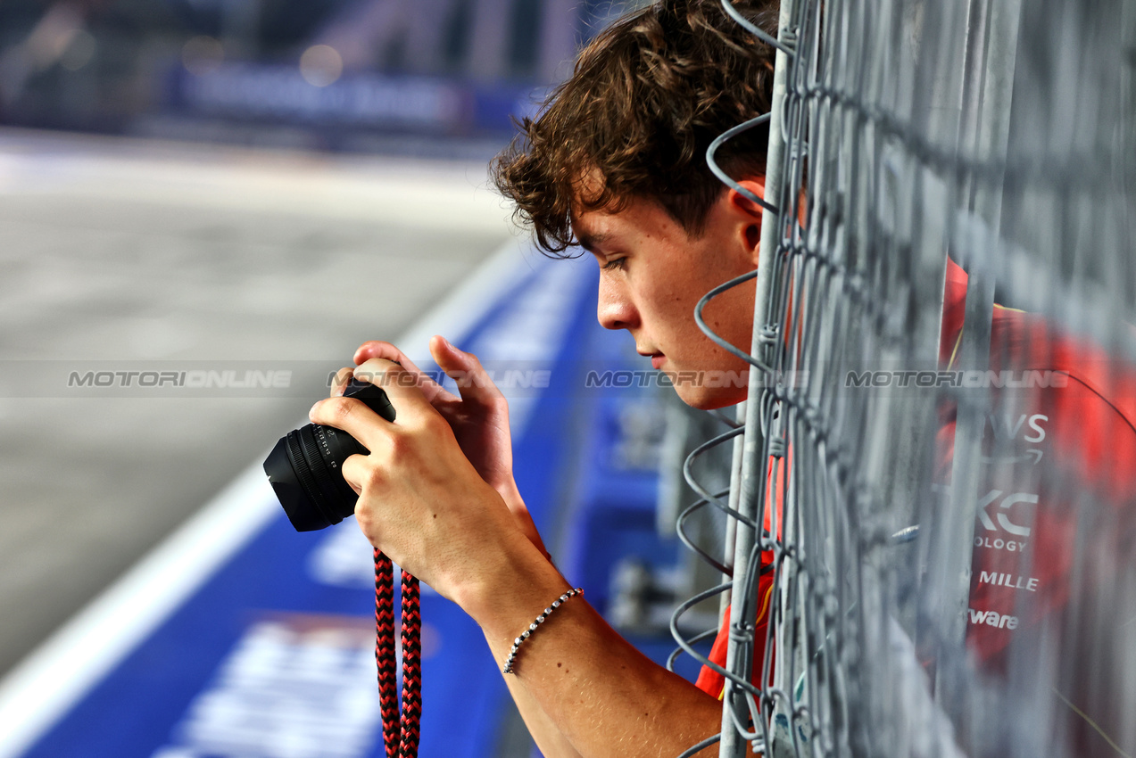 GP SINGAPORE, Oliver Bearman (GBR) Ferrari Reserve Driver takes pictures with a Leica lensed camera.

19.09.2024. Formula 1 World Championship, Rd 18, Singapore Grand Prix, Marina Bay Street Circuit, Singapore, Preparation Day.

 - www.xpbimages.com, EMail: requests@xpbimages.com © Copyright: Coates / XPB Images