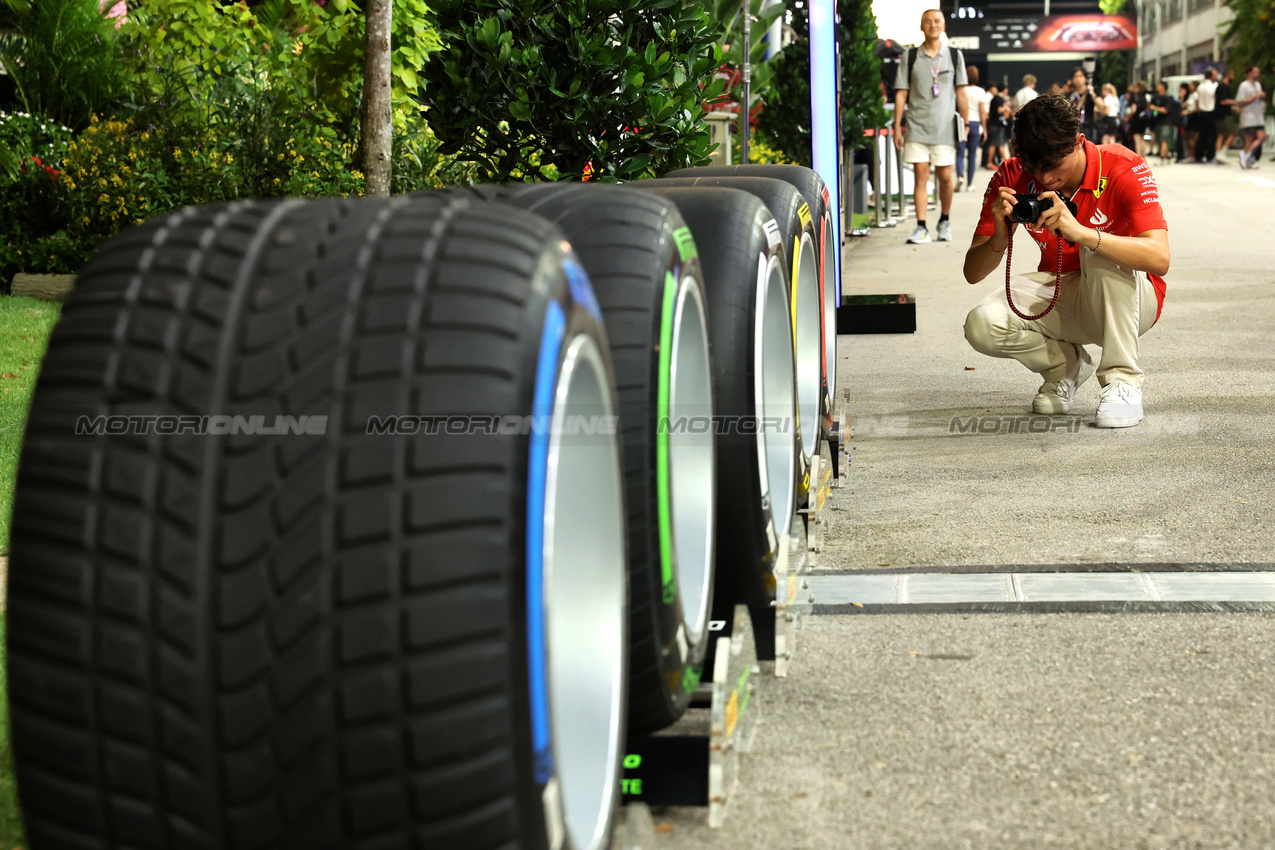 GP SINGAPORE, Oliver Bearman (GBR) Ferrari Reserve Driver takes pictures with a Leica lensed camera.

19.09.2024. Formula 1 World Championship, Rd 18, Singapore Grand Prix, Marina Bay Street Circuit, Singapore, Preparation Day.

- www.xpbimages.com, EMail: requests@xpbimages.com © Copyright: Rew / XPB Images