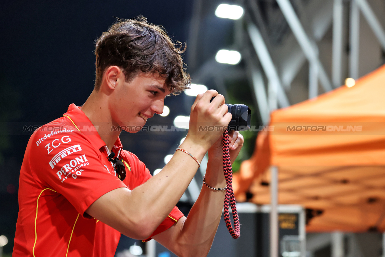 GP SINGAPORE, Oliver Bearman (GBR) Ferrari Reserve Driver takes pictures with a Leica lensed camera.

19.09.2024. Formula 1 World Championship, Rd 18, Singapore Grand Prix, Marina Bay Street Circuit, Singapore, Preparation Day.

- www.xpbimages.com, EMail: requests@xpbimages.com © Copyright: Rew / XPB Images