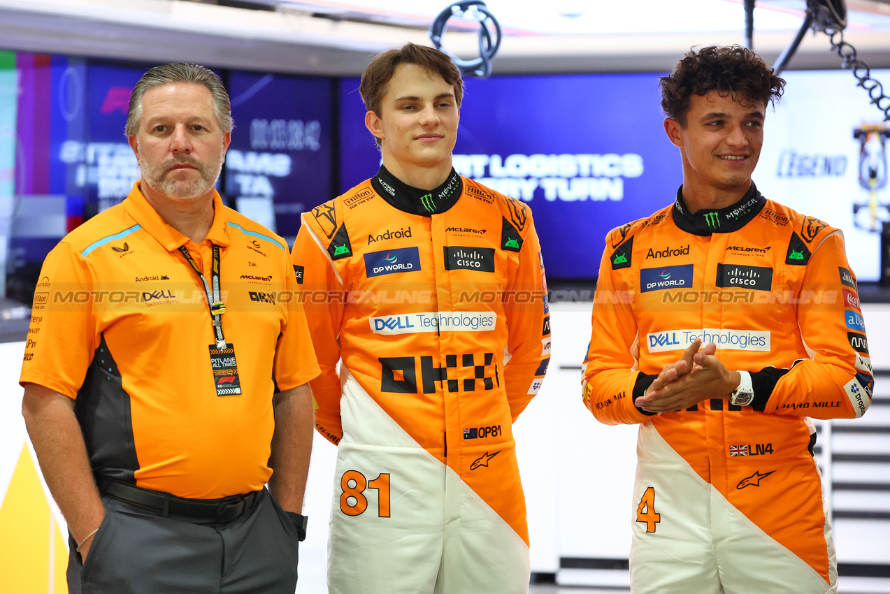 GP SINGAPORE, (L to R): Zak Brown (USA) McLaren Executive Director with Oscar Piastri (AUS) McLaren e Lando Norris (GBR) McLaren.

19.09.2024. Formula 1 World Championship, Rd 18, Singapore Grand Prix, Marina Bay Street Circuit, Singapore, Preparation Day.

- www.xpbimages.com, EMail: requests@xpbimages.com © Copyright: Batchelor / XPB Images