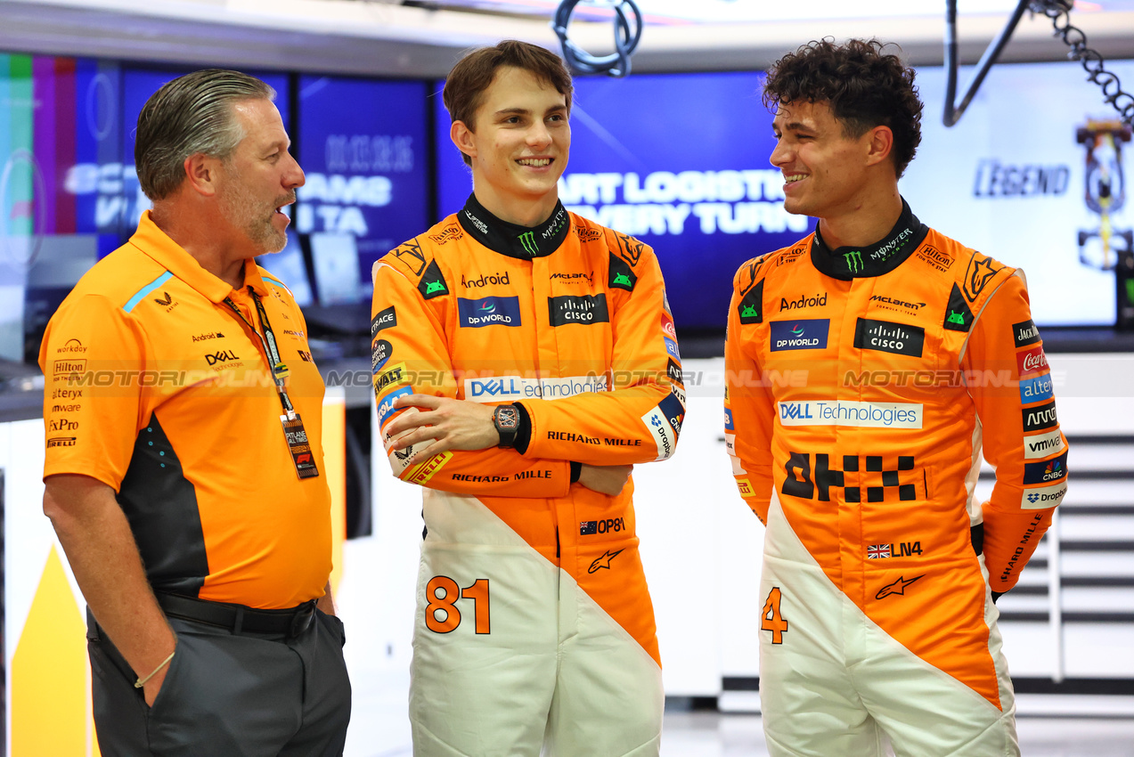 GP SINGAPORE, (L to R): Oscar Piastri (AUS) McLaren e Lando Norris (GBR) McLaren.

19.09.2024. Formula 1 World Championship, Rd 18, Singapore Grand Prix, Marina Bay Street Circuit, Singapore, Preparation Day.

- www.xpbimages.com, EMail: requests@xpbimages.com © Copyright: Batchelor / XPB Images