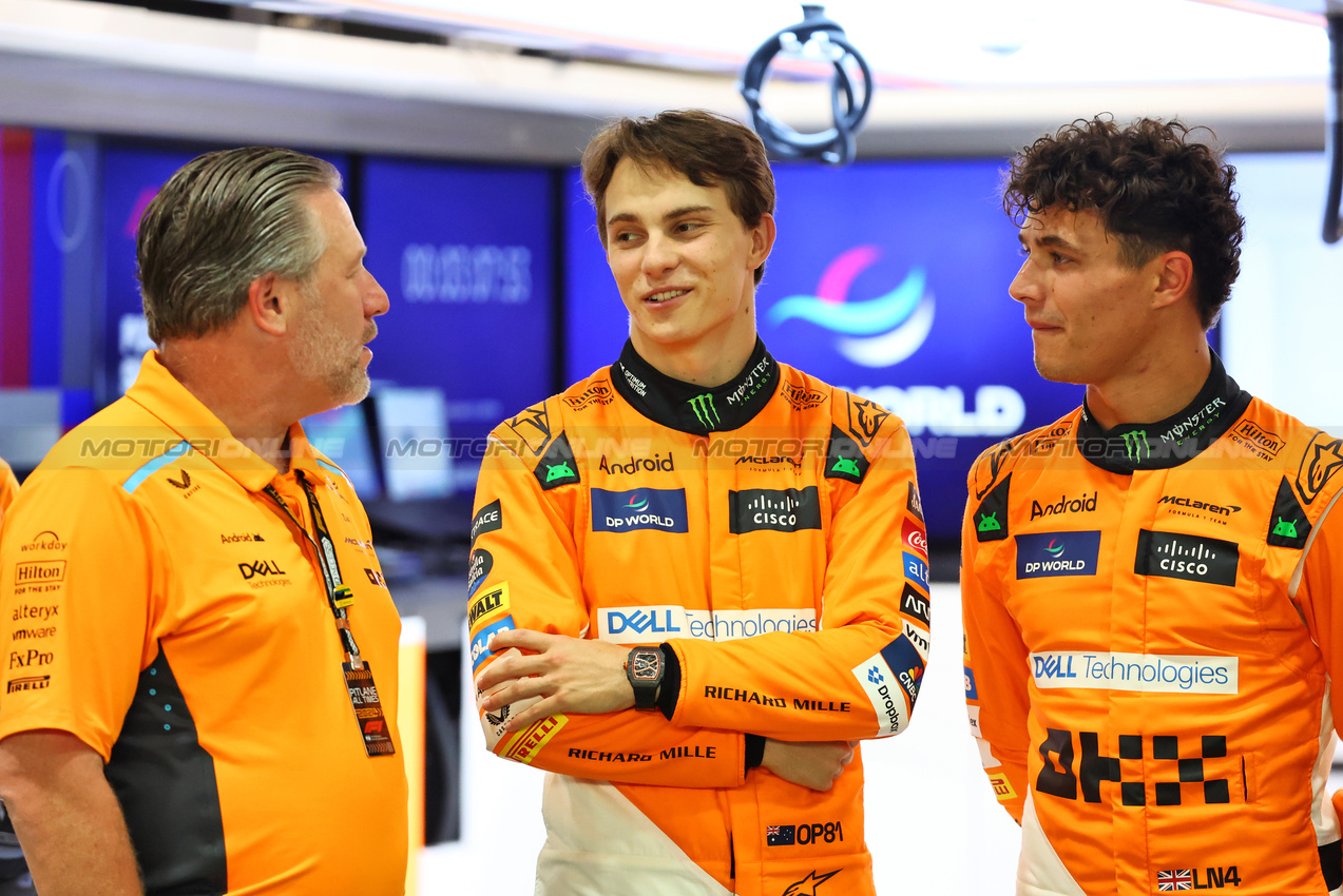 GP SINGAPORE, (L to R): Oscar Piastri (AUS) McLaren e Lando Norris (GBR) McLaren.

19.09.2024. Formula 1 World Championship, Rd 18, Singapore Grand Prix, Marina Bay Street Circuit, Singapore, Preparation Day.

- www.xpbimages.com, EMail: requests@xpbimages.com © Copyright: Batchelor / XPB Images