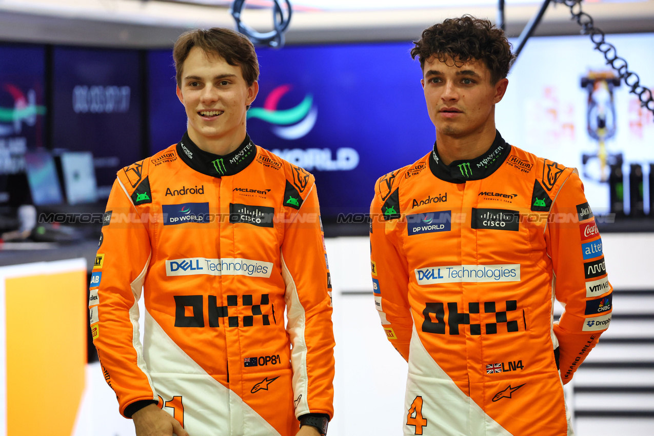 GP SINGAPORE, (L to R): Oscar Piastri (AUS) McLaren e Lando Norris (GBR) McLaren.

19.09.2024. Formula 1 World Championship, Rd 18, Singapore Grand Prix, Marina Bay Street Circuit, Singapore, Preparation Day.

- www.xpbimages.com, EMail: requests@xpbimages.com © Copyright: Batchelor / XPB Images