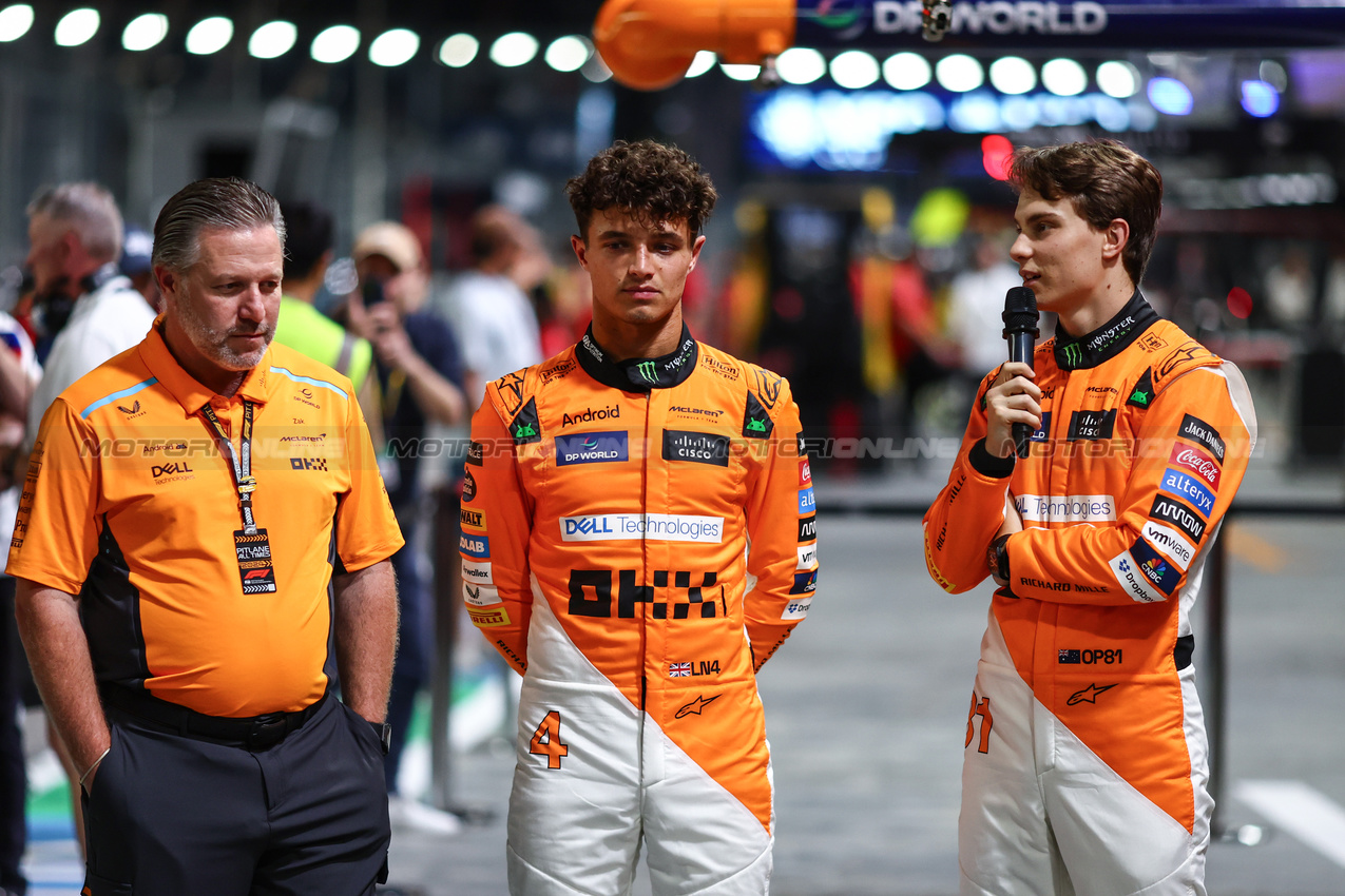 GP SINGAPORE, Zak Brown (USA), McLaren F1 Team Executive Director Lando Norris (GBR), McLaren F1 Team e Oscar Piastri (AUS), McLaren 
19.09.2024. Formula 1 World Championship, Rd 18, Singapore Grand Prix, Marina Bay Street Circuit, Singapore, Preparation Day.
- www.xpbimages.com, EMail: requests@xpbimages.com © Copyright: Charniaux / XPB Images