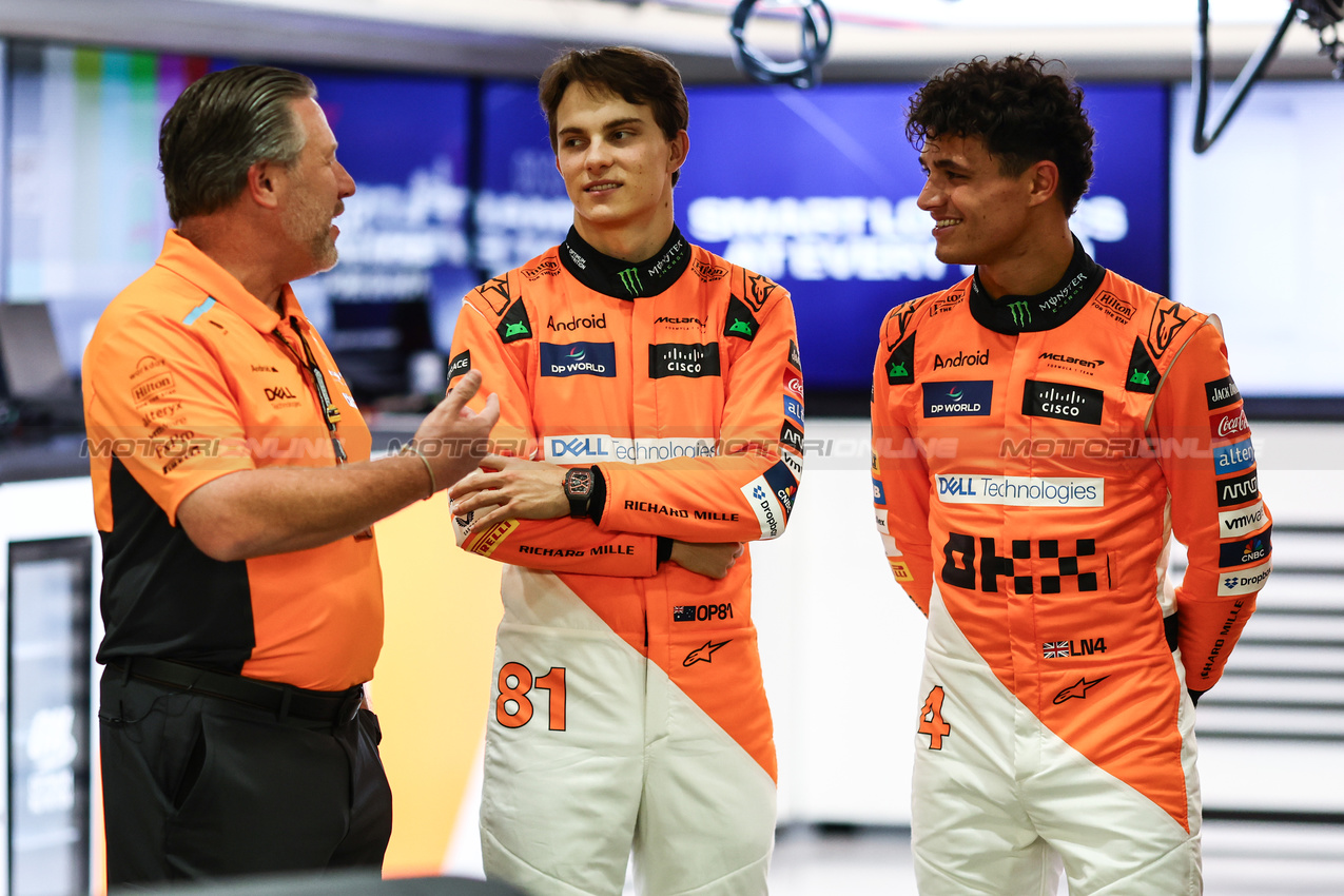 GP SINGAPORE, Zak Brown (USA), McLaren F1 Team Executive Director Lando Norris (GBR), McLaren F1 Team e Oscar Piastri (AUS), McLaren 
19.09.2024. Formula 1 World Championship, Rd 18, Singapore Grand Prix, Marina Bay Street Circuit, Singapore, Preparation Day.
- www.xpbimages.com, EMail: requests@xpbimages.com © Copyright: Charniaux / XPB Images