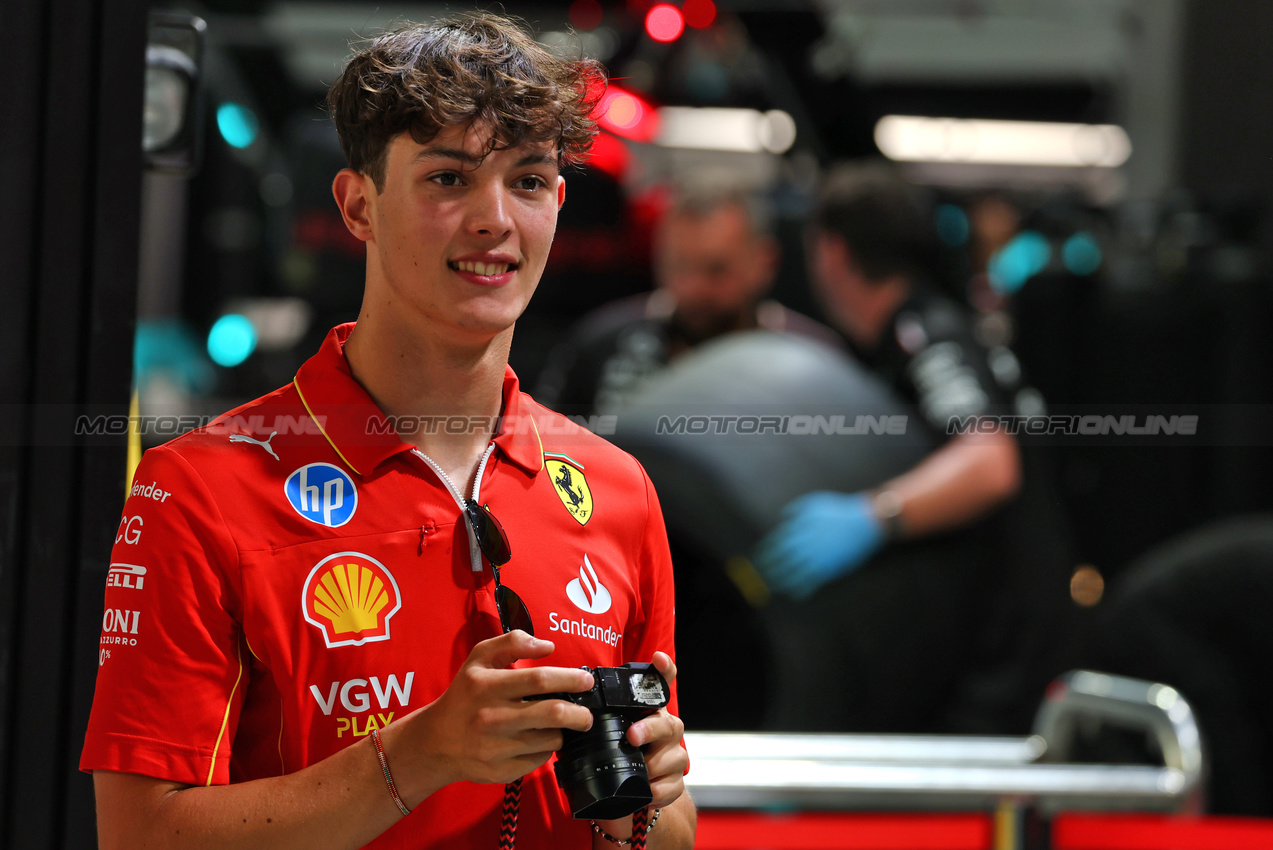 GP SINGAPORE, Oliver Bearman (GBR) Ferrari Reserve Driver with a Leica lensed camera.

19.09.2024. Formula 1 World Championship, Rd 18, Singapore Grand Prix, Marina Bay Street Circuit, Singapore, Preparation Day.

 - www.xpbimages.com, EMail: requests@xpbimages.com © Copyright: Coates / XPB Images