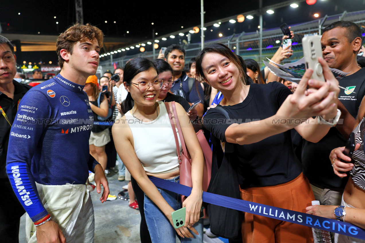 GP SINGAPORE, Franco Colapinto (ARG) Williams Racing with fans in the pits.

19.09.2024. Formula 1 World Championship, Rd 18, Singapore Grand Prix, Marina Bay Street Circuit, Singapore, Preparation Day.

- www.xpbimages.com, EMail: requests@xpbimages.com © Copyright: Batchelor / XPB Images