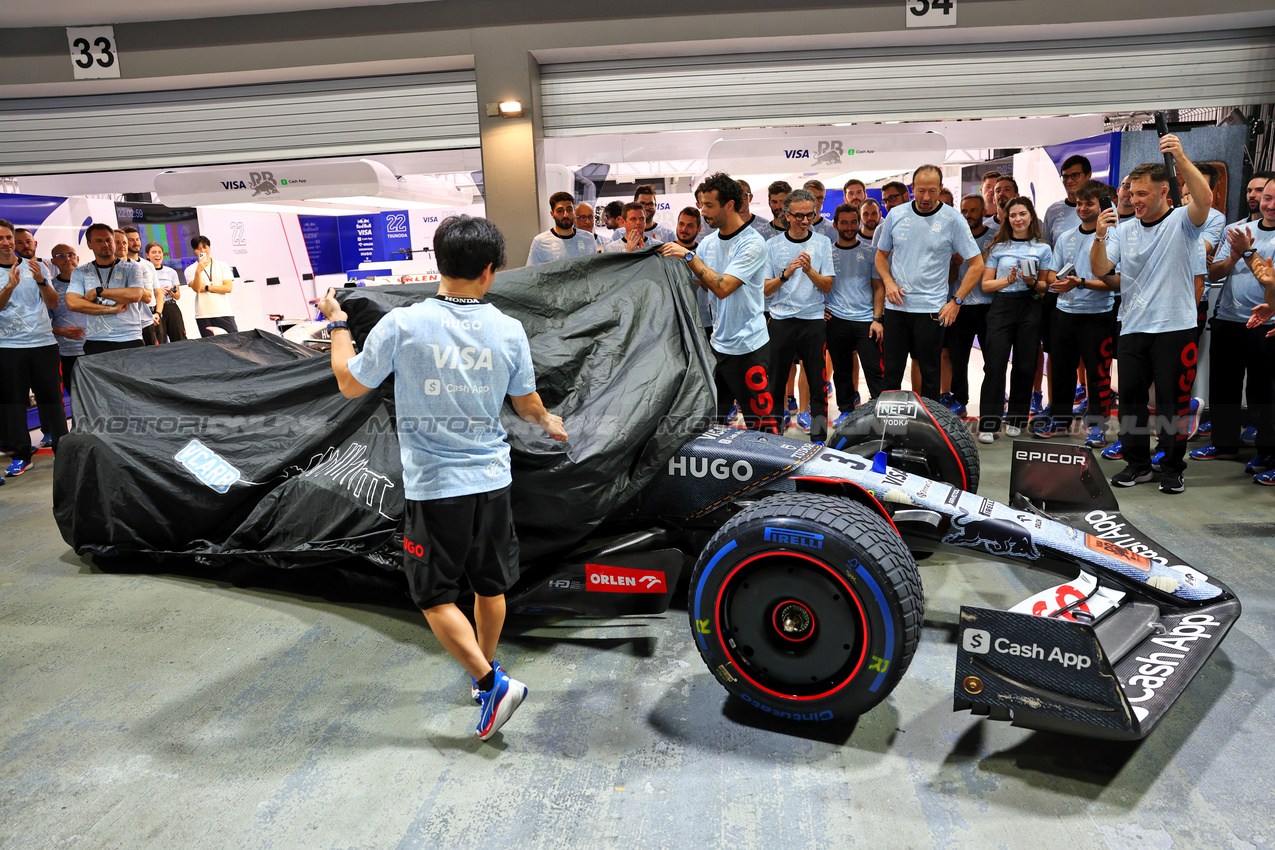 GP SINGAPORE, Yuki Tsunoda (JPN) RB VCARB 01 e Daniel Ricciardo (AUS) RB - RB VCARB 01 Denim livery reveal.

19.09.2024. Formula 1 World Championship, Rd 18, Singapore Grand Prix, Marina Bay Street Circuit, Singapore, Preparation Day.

- www.xpbimages.com, EMail: requests@xpbimages.com © Copyright: Batchelor / XPB Images