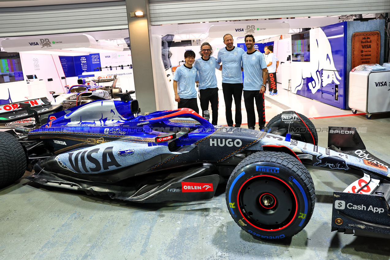GP SINGAPORE, (L to R): Yuki Tsunoda (JPN) RB; Laurent Mekies (FRA) RB Technical Director; Peter Bayer (AUT) RB Chief Executive Officer; Daniel Ricciardo (AUS) - Denim livery reveal for the RB VCARB 01. 

19.09.2024. Formula 1 World Championship, Rd 18, Singapore Grand Prix, Marina Bay Street Circuit, Singapore, Preparation Day.

- www.xpbimages.com, EMail: requests@xpbimages.com © Copyright: Batchelor / XPB Images