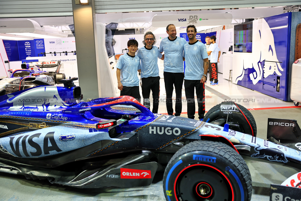 GP SINGAPORE, (L to R): Yuki Tsunoda (JPN) RB; Laurent Mekies (FRA) RB Technical Director; Peter Bayer (AUT) RB Chief Executive Officer; Daniel Ricciardo (AUS) - Denim livery reveal for the RB VCARB 01. 

19.09.2024. Formula 1 World Championship, Rd 18, Singapore Grand Prix, Marina Bay Street Circuit, Singapore, Preparation Day.

- www.xpbimages.com, EMail: requests@xpbimages.com © Copyright: Batchelor / XPB Images