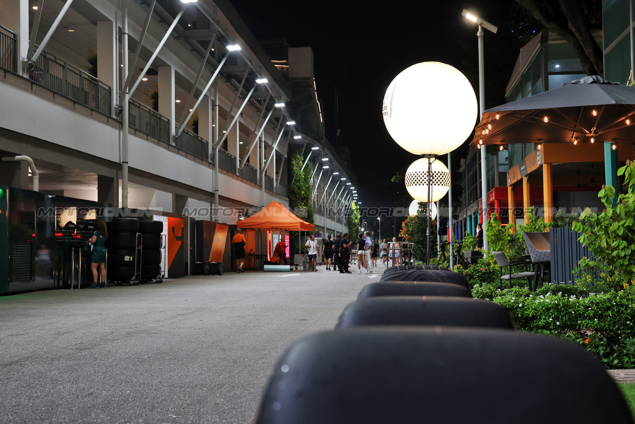 GP SINGAPORE, Paddock Atmosfera.

19.09.2024. Formula 1 World Championship, Rd 18, Singapore Grand Prix, Marina Bay Street Circuit, Singapore, Preparation Day.

- www.xpbimages.com, EMail: requests@xpbimages.com © Copyright: Rew / XPB Images
