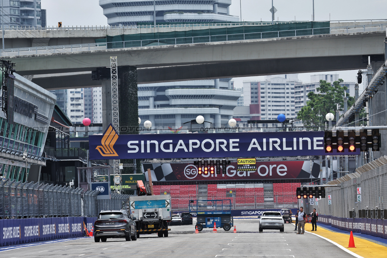 GP SINGAPORE, Circuit Atmosfera - track preparations.

19.09.2024. Formula 1 World Championship, Rd 18, Singapore Grand Prix, Marina Bay Street Circuit, Singapore, Preparation Day.

- www.xpbimages.com, EMail: requests@xpbimages.com © Copyright: Moy / XPB Images