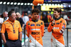 GP SINGAPORE, Zak Brown (USA), McLaren F1 Team Executive Director Lando Norris (GBR), McLaren F1 Team e Oscar Piastri (AUS), McLaren 
19.09.2024. Formula 1 World Championship, Rd 18, Singapore Grand Prix, Marina Bay Street Circuit, Singapore, Preparation Day.
- www.xpbimages.com, EMail: requests@xpbimages.com © Copyright: Charniaux / XPB Images
